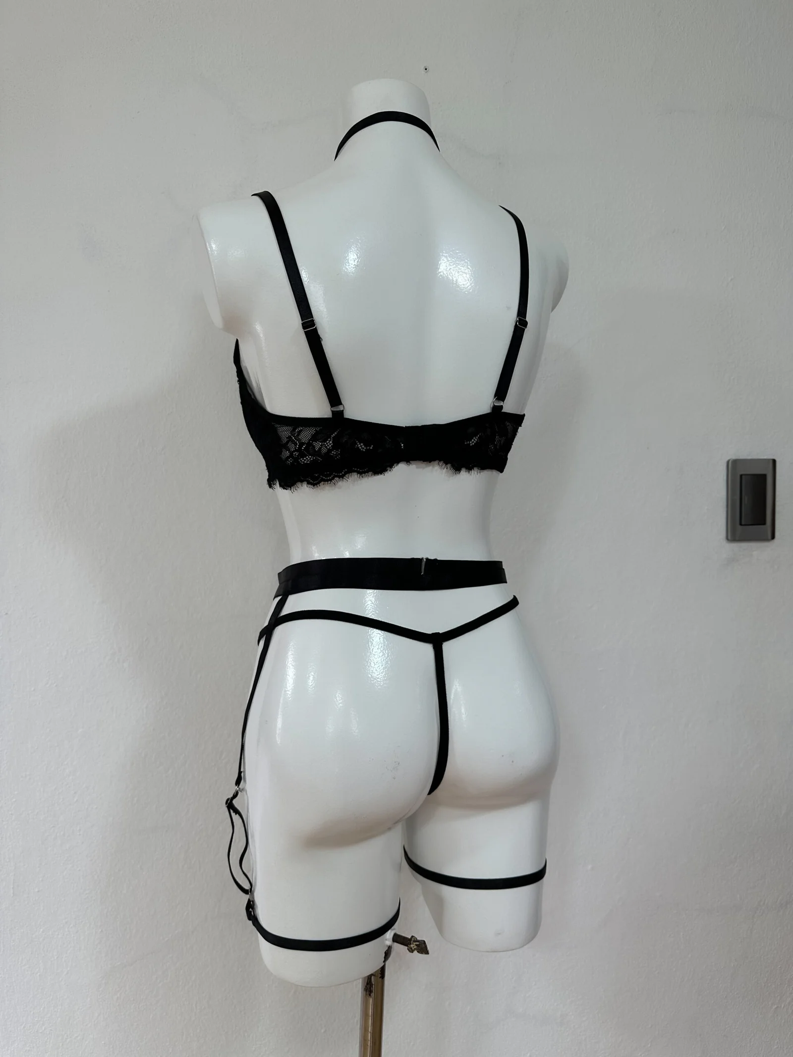 Conjunto negro en encaje con cadenas 33447