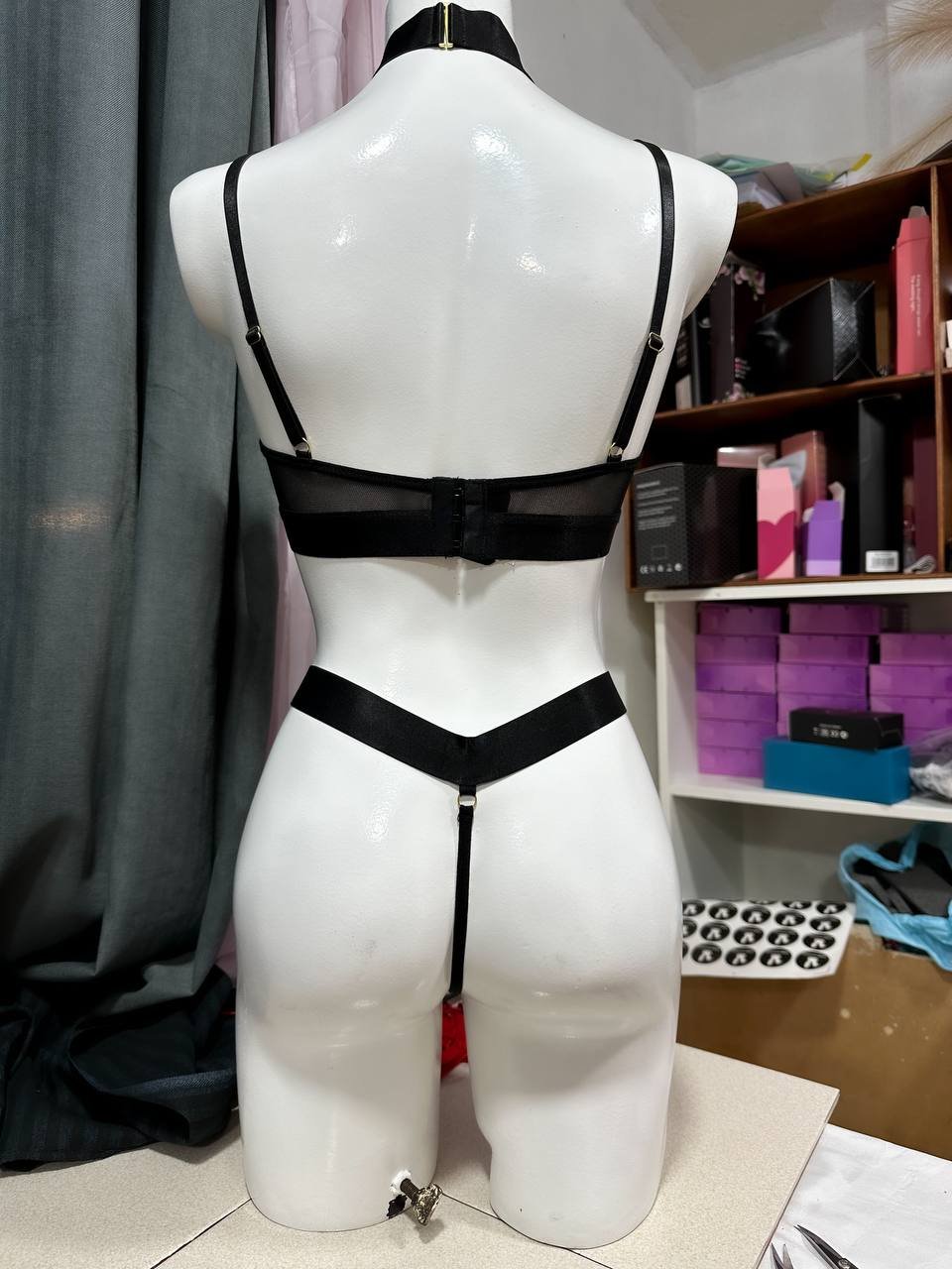 Conjunto negro con gargantilla